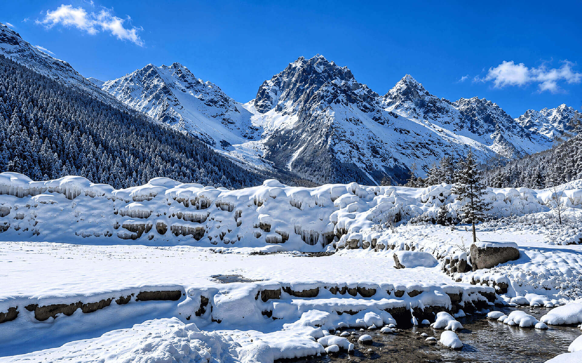 巍峨雪山