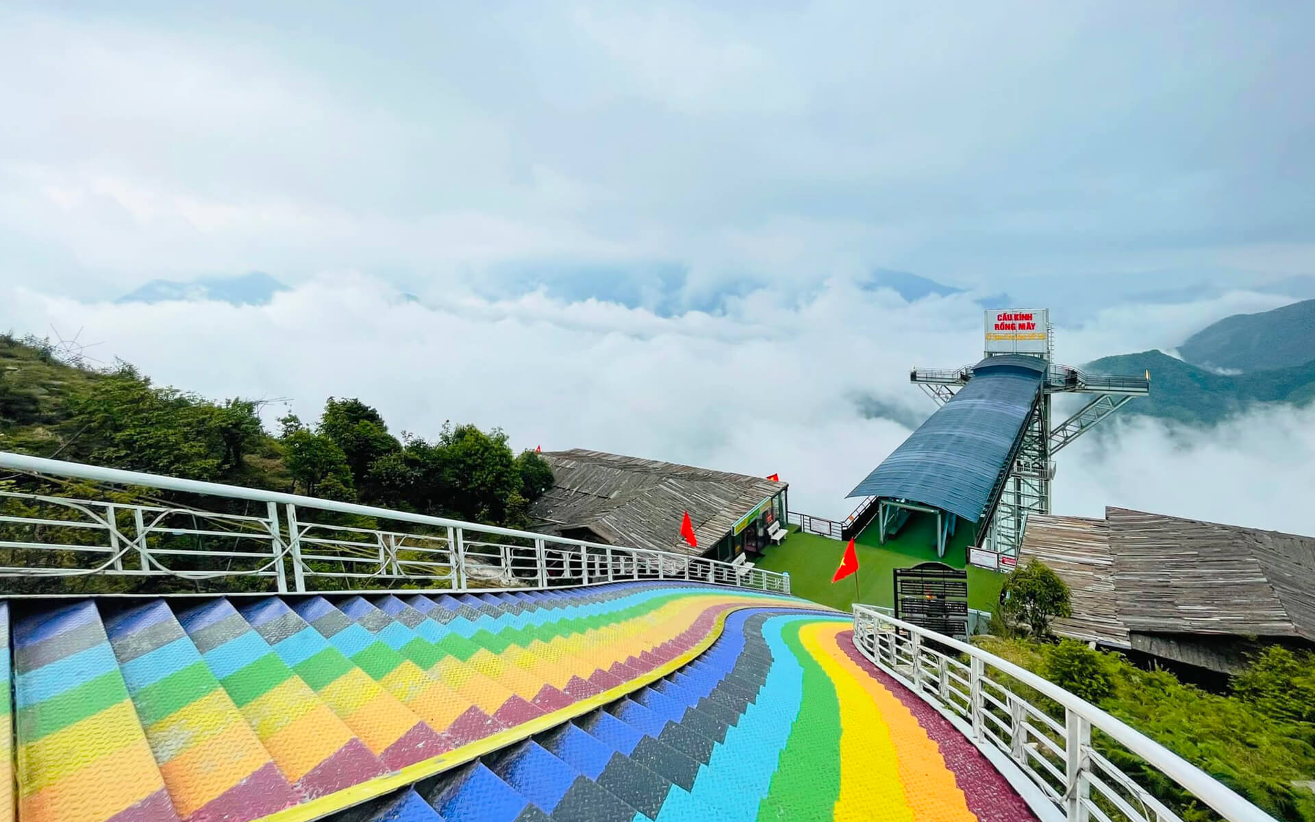 龍雲玻璃天空步道